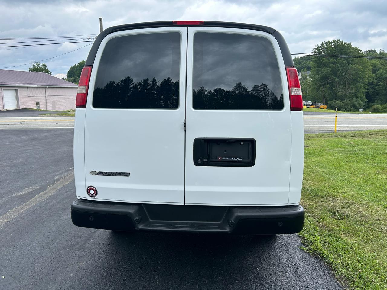 Chevrolet Express Cargo Van RWD 3500 135" 2017