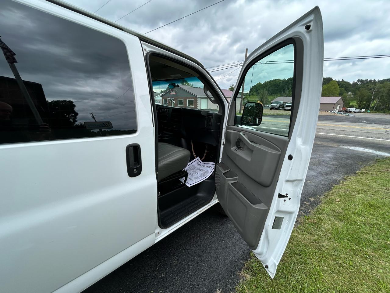Chevrolet Express Cargo Van RWD 3500 135" 2017