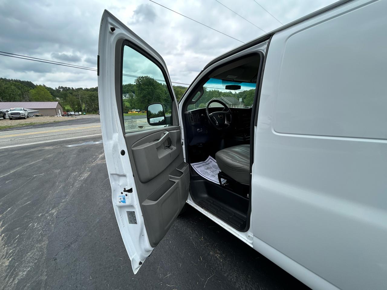 Chevrolet Express Cargo Van RWD 3500 135" 2017