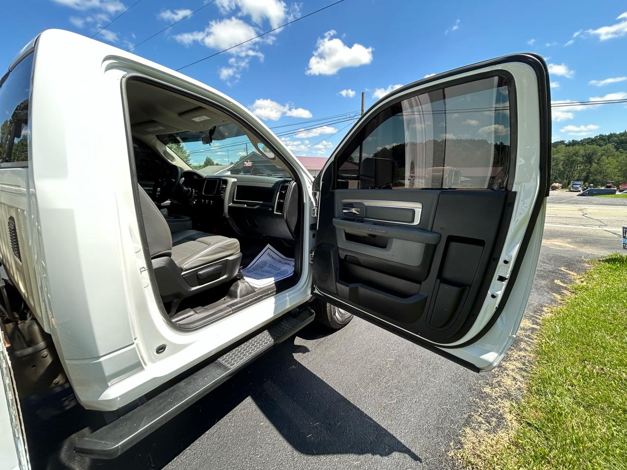 RAM 3500 4WD Reg Cab 143" WB 60" CA Tradesman 2014
