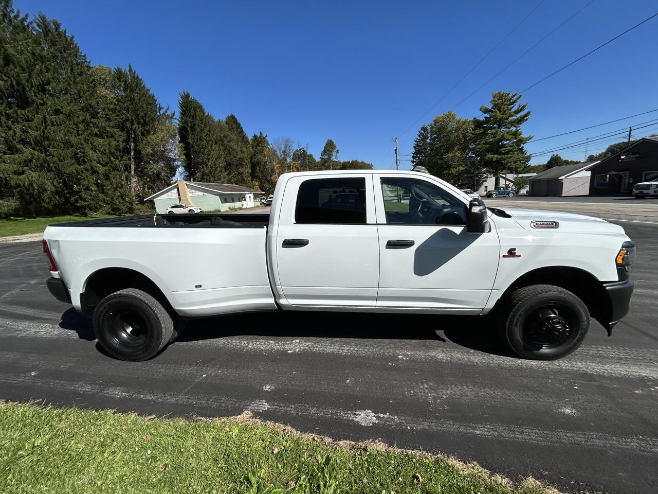 RAM 3500 Tradesman 4x4 Crew Cab 8' Box 2024