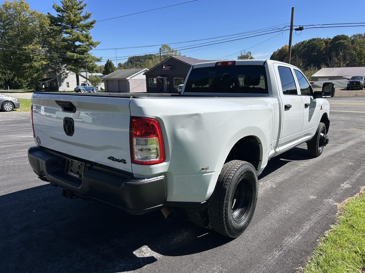 RAM 3500 Tradesman 4x4 Crew Cab 8' Box 2024