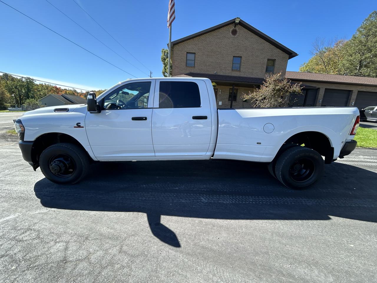 RAM 3500 Tradesman 4x4 Crew Cab 8' Box 2024