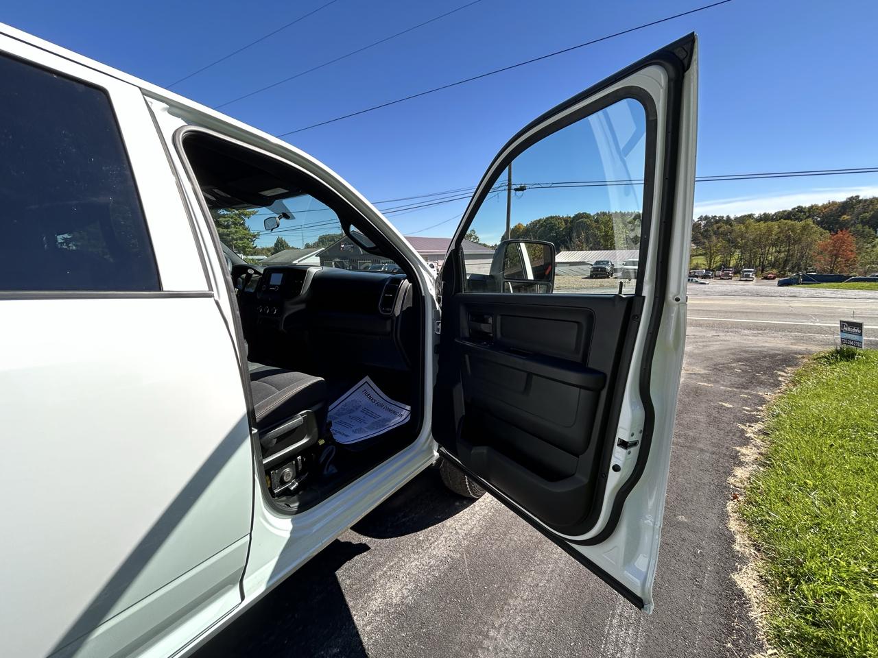 RAM 3500 Tradesman 4x4 Crew Cab 8' Box 2024