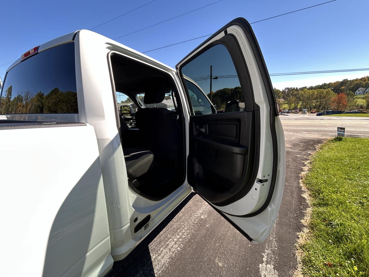 RAM 3500 Tradesman 4x4 Crew Cab 8' Box 2024
