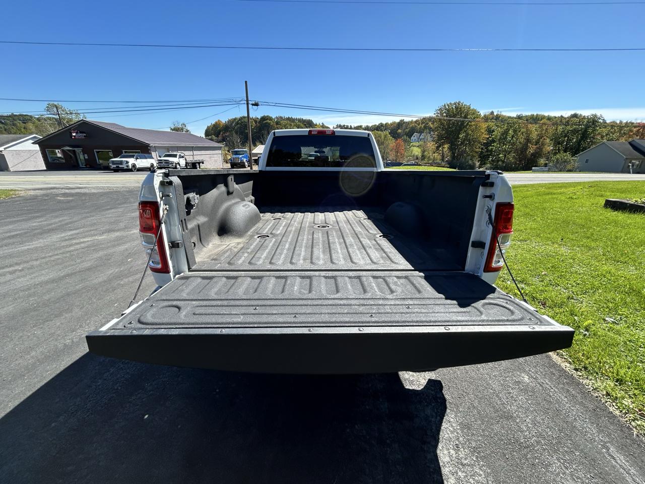 RAM 3500 Tradesman 4x4 Crew Cab 8' Box 2024