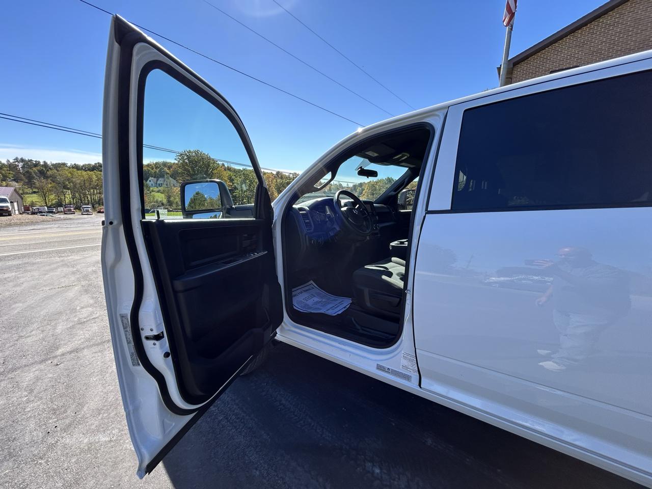 RAM 3500 Tradesman 4x4 Crew Cab 8' Box 2024