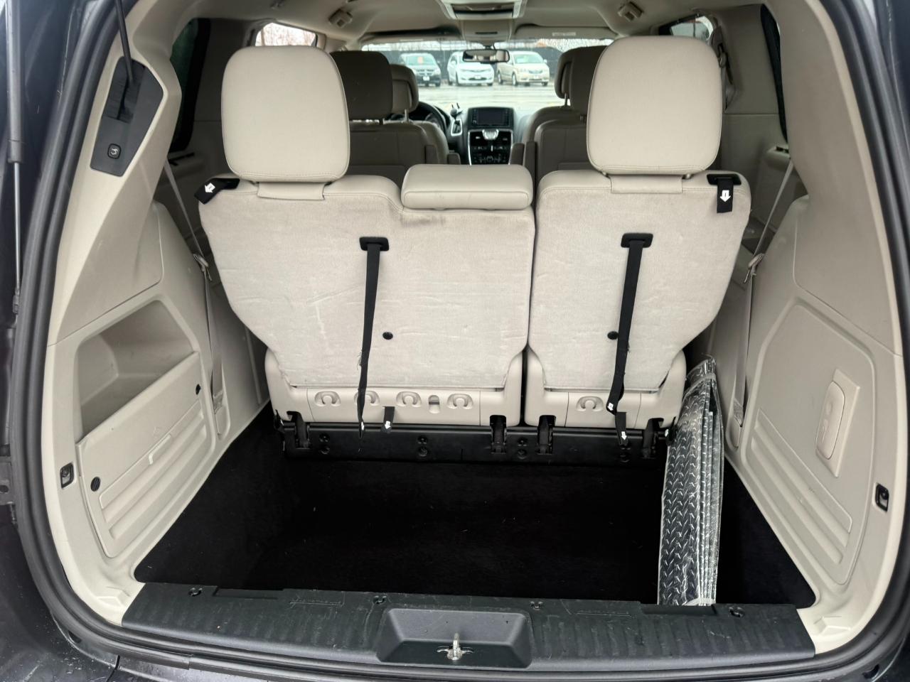 Chrysler Town & Country 4dr Wgn Touring-L 2012