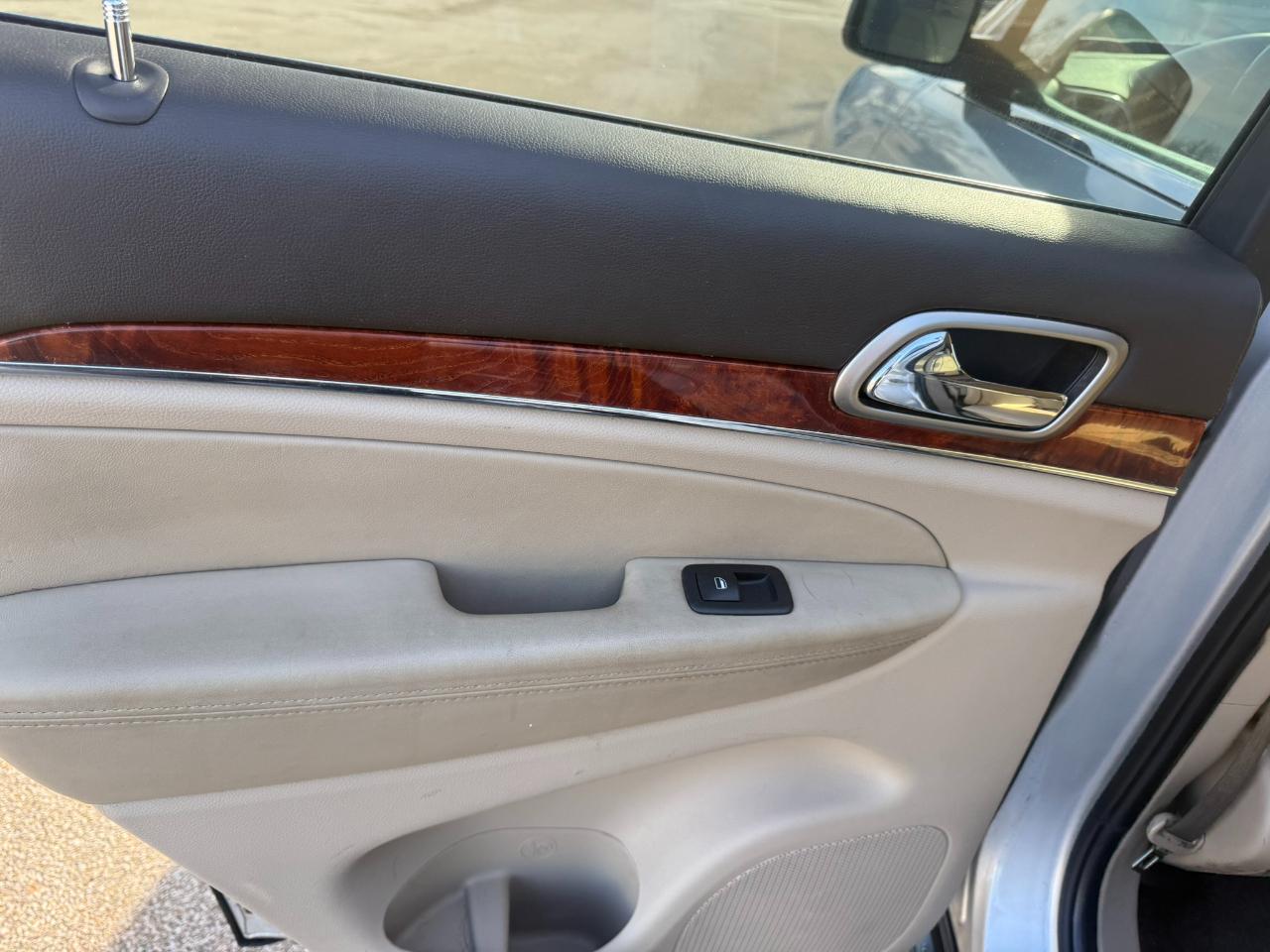 Jeep Grand Cherokee 4WD 4dr Overland 2011