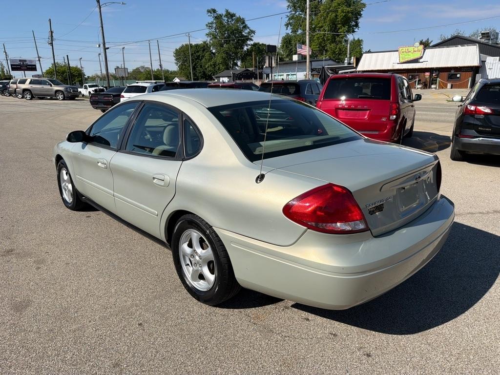 Ford Taurus 4dr Sdn SE 2004