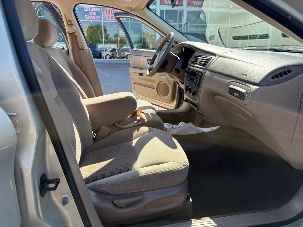 Ford Taurus 4dr Sdn SE 2004