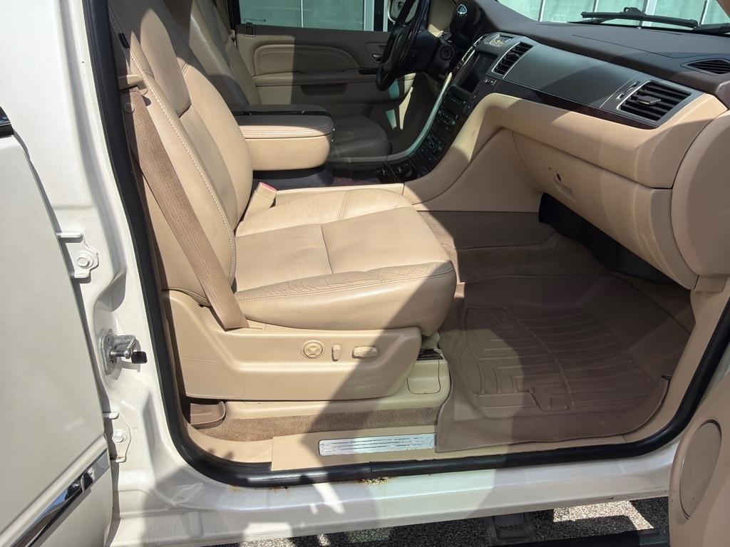 Cadillac Escalade ESV AWD 4dr Premium 2010
