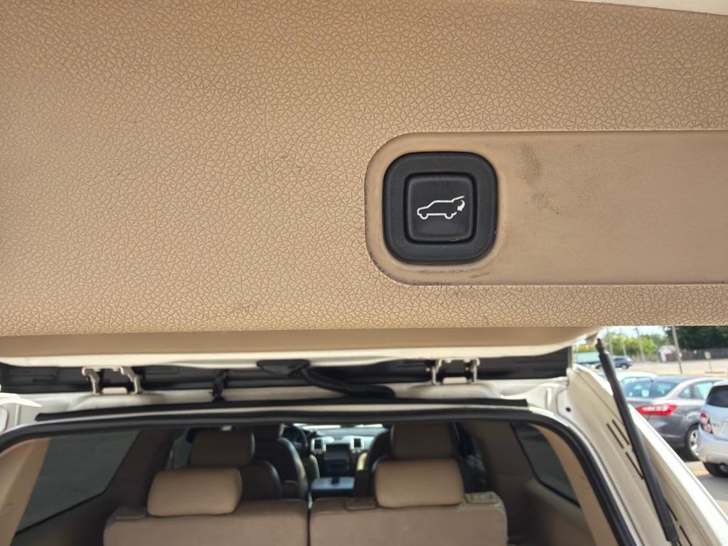 Cadillac Escalade ESV AWD 4dr Premium 2010
