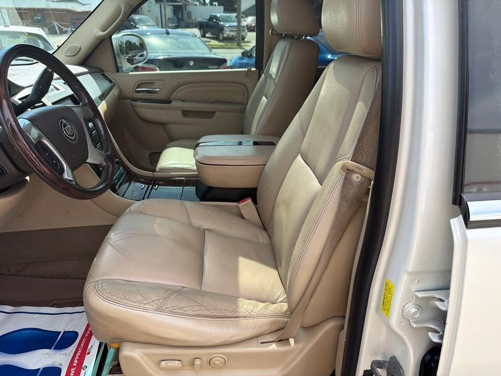 Cadillac Escalade ESV AWD 4dr Premium 2010