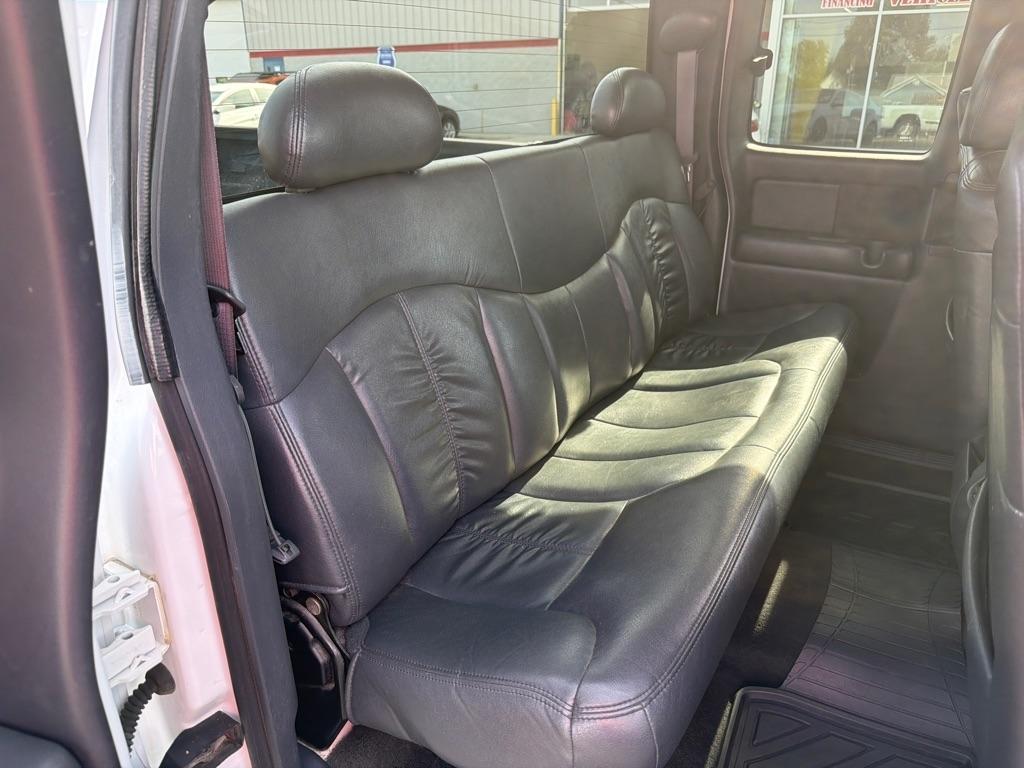 Chevrolet Silverado 1500 4dr Ext Cab 143.5" WB LT 2000