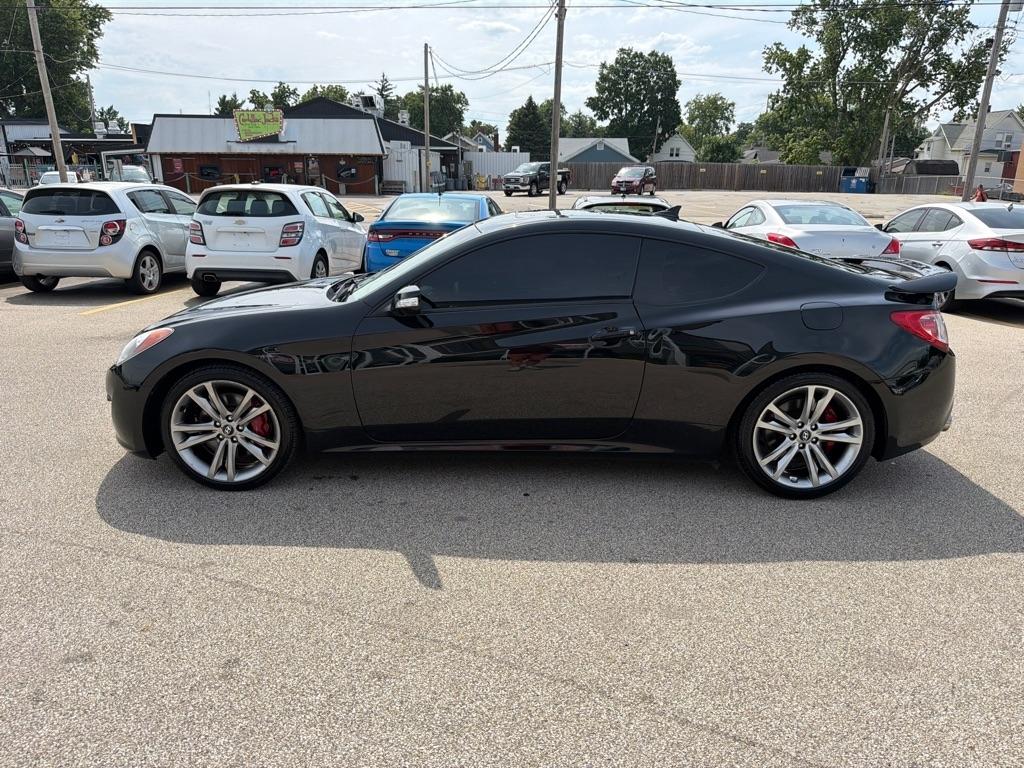 Hyundai Genesis Coupe 2dr 3.8L Auto Track 2011