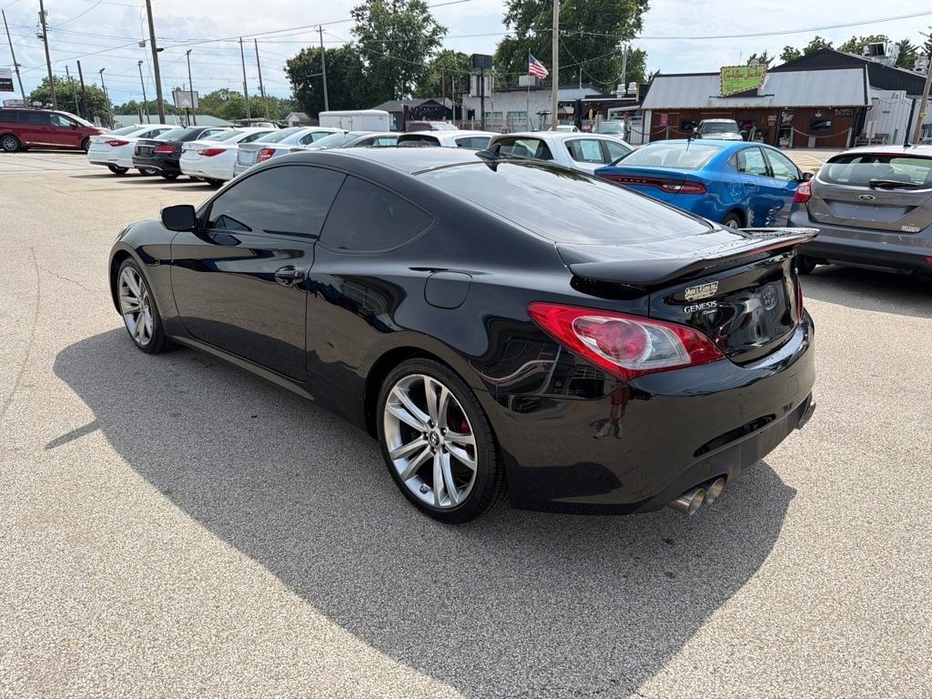 Hyundai Genesis Coupe 2dr 3.8L Auto Track 2011