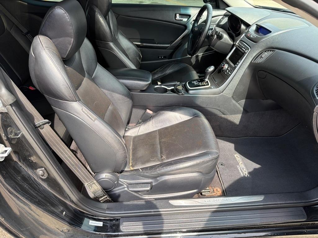 Hyundai Genesis Coupe 2dr 3.8L Auto Track 2011