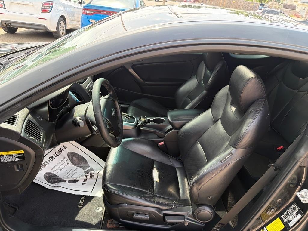 Hyundai Genesis Coupe 2dr 3.8L Auto Track 2011