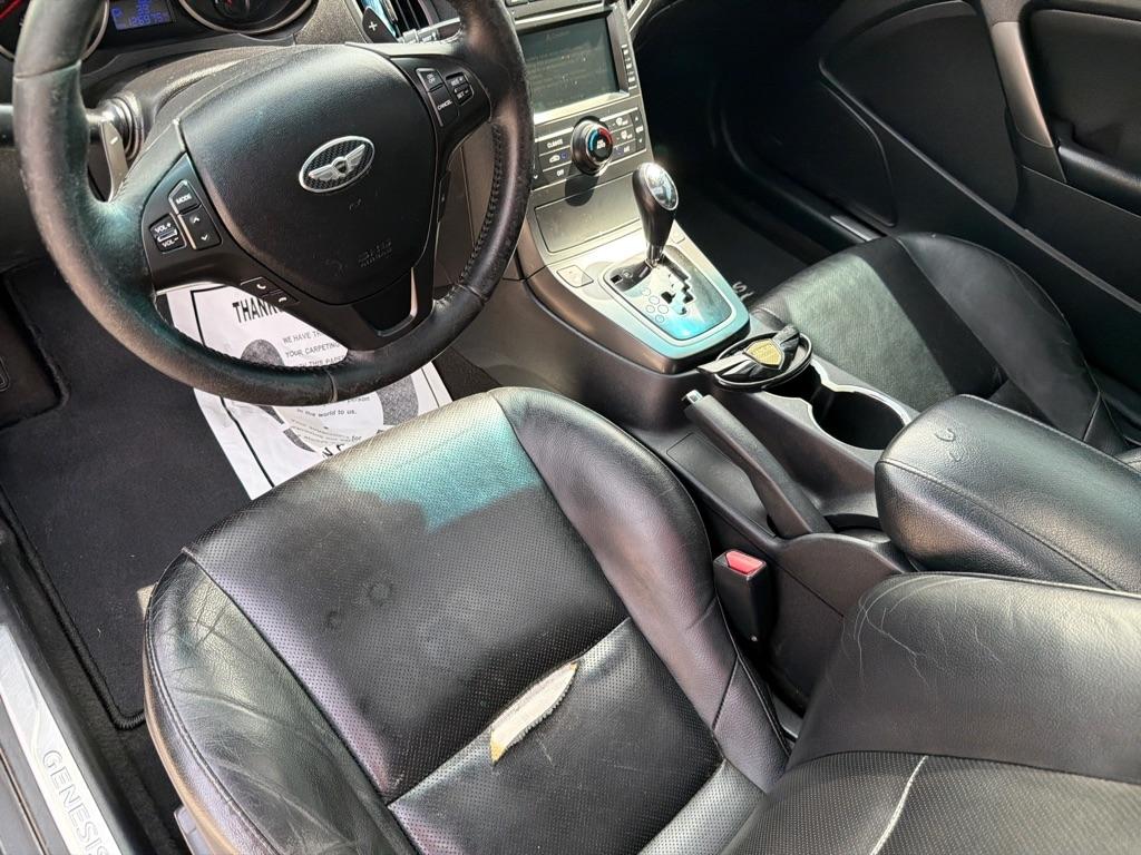 Hyundai Genesis Coupe 2dr 3.8L Auto Track 2011
