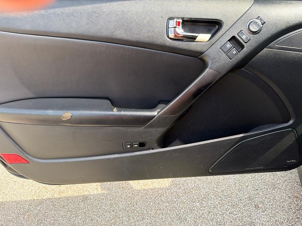 Hyundai Genesis Coupe 2dr 3.8L Auto Track 2011