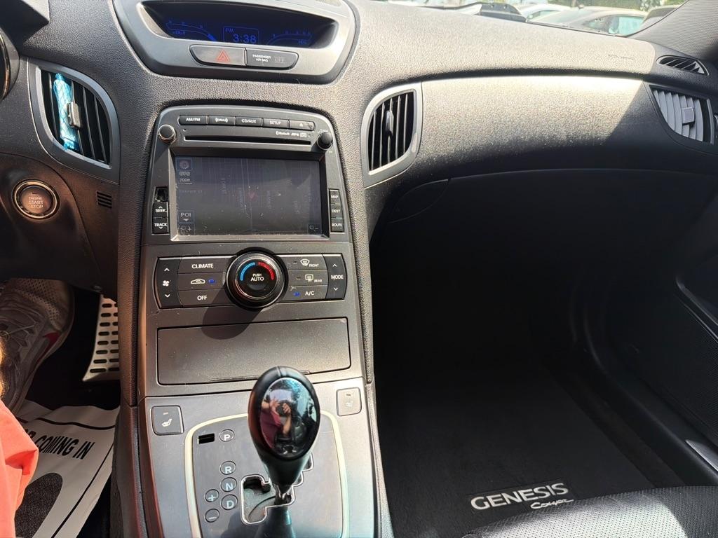 Hyundai Genesis Coupe 2dr 3.8L Auto Track 2011