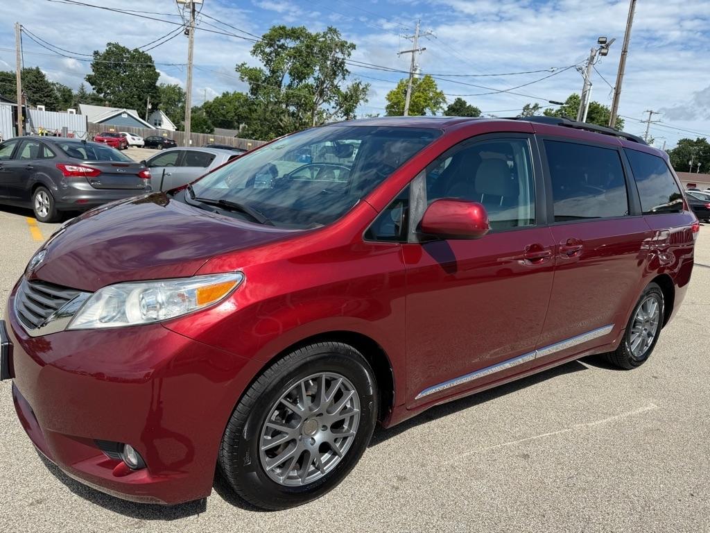 Toyota Sienna 5dr 7-Pass Van V6 XLE AAS FWD (Natl) 2011