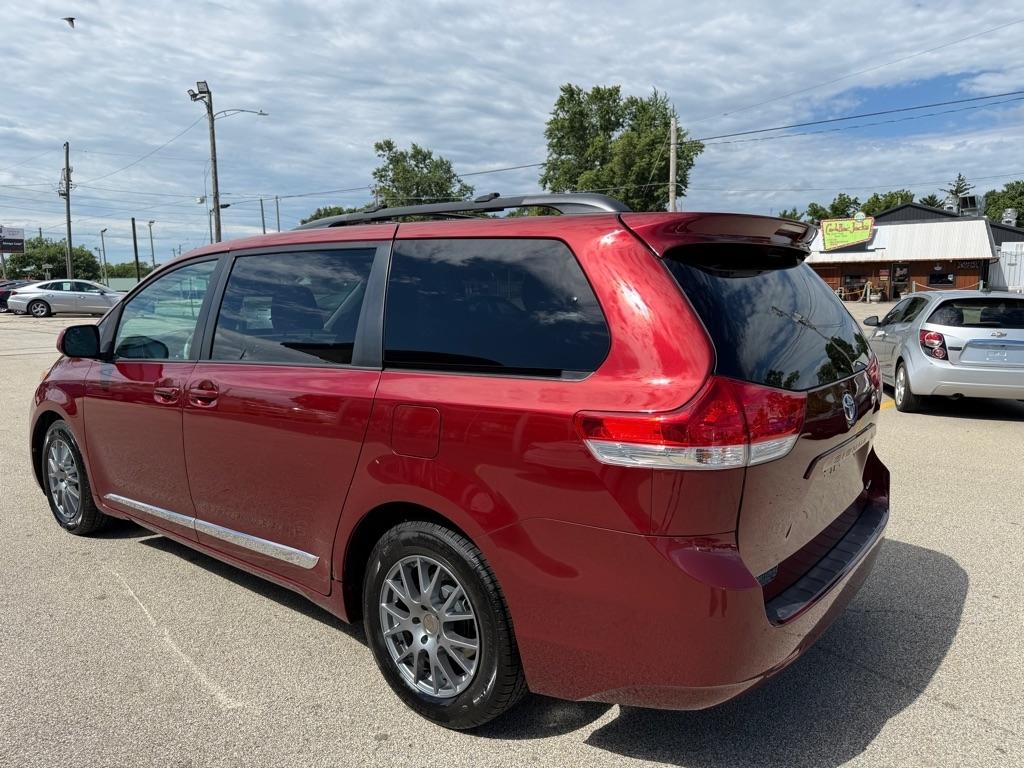 Toyota Sienna 5dr 7-Pass Van V6 XLE AAS FWD (Natl) 2011