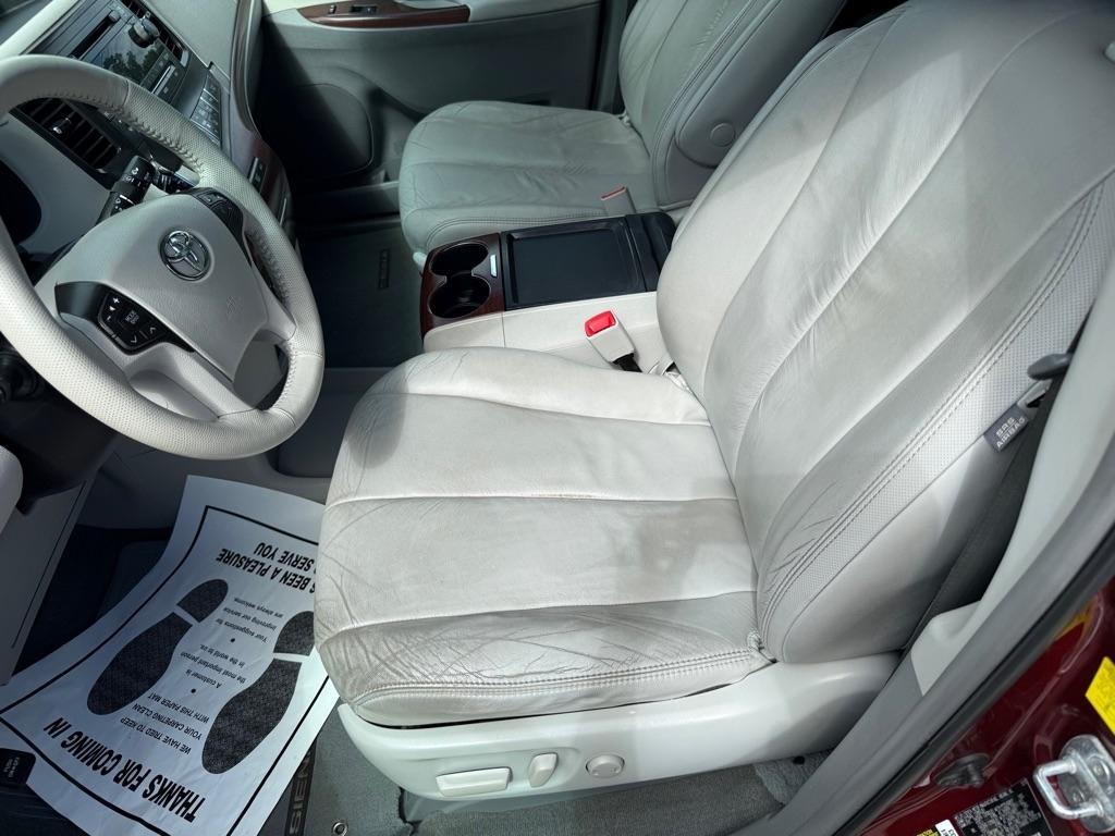Toyota Sienna 5dr 7-Pass Van V6 XLE AAS FWD (Natl) 2011