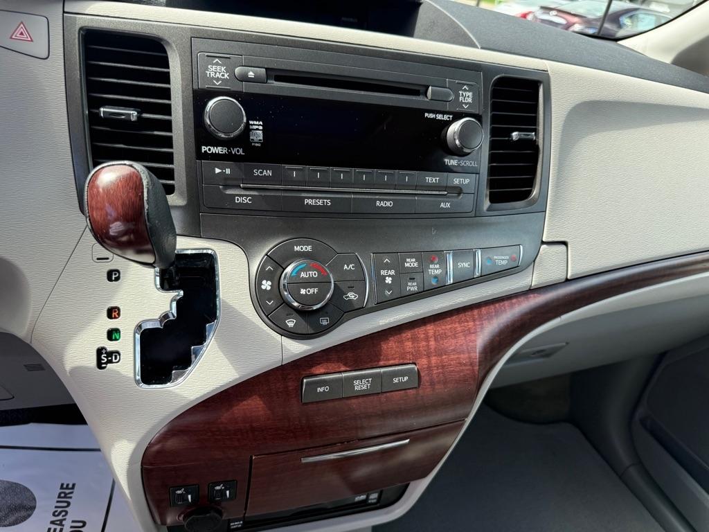 Toyota Sienna 5dr 7-Pass Van V6 XLE AAS FWD (Natl) 2011