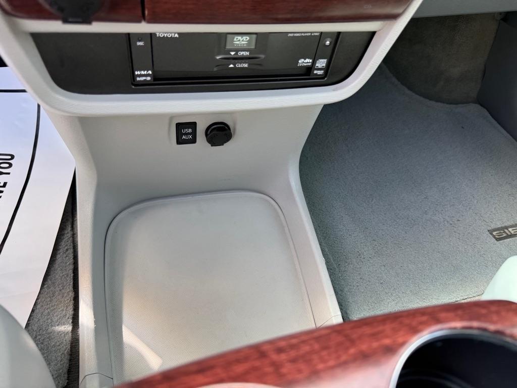 Toyota Sienna 5dr 7-Pass Van V6 XLE AAS FWD (Natl) 2011