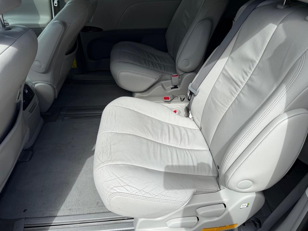 Toyota Sienna 5dr 7-Pass Van V6 XLE AAS FWD (Natl) 2011
