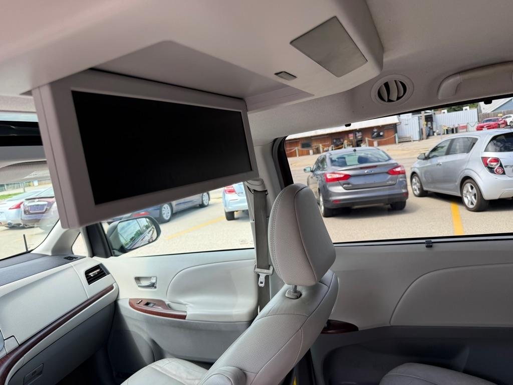 Toyota Sienna 5dr 7-Pass Van V6 XLE AAS FWD (Natl) 2011