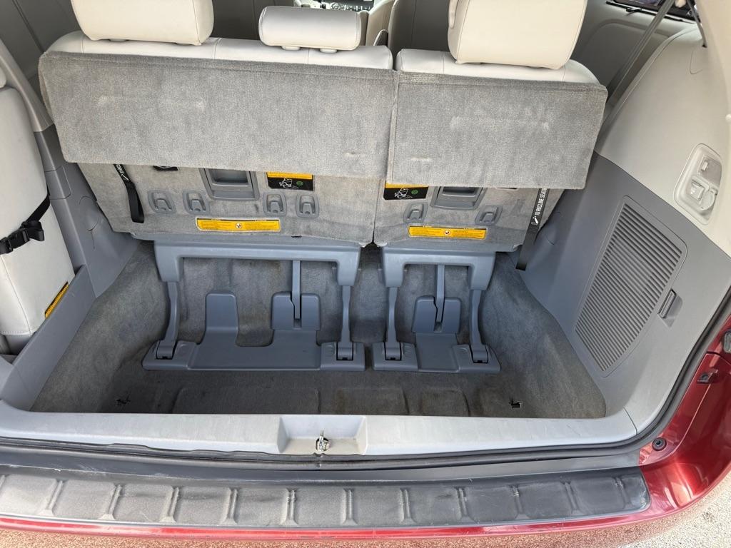 Toyota Sienna 5dr 7-Pass Van V6 XLE AAS FWD (Natl) 2011