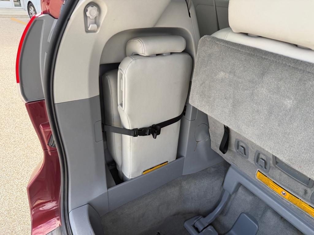 Toyota Sienna 5dr 7-Pass Van V6 XLE AAS FWD (Natl) 2011