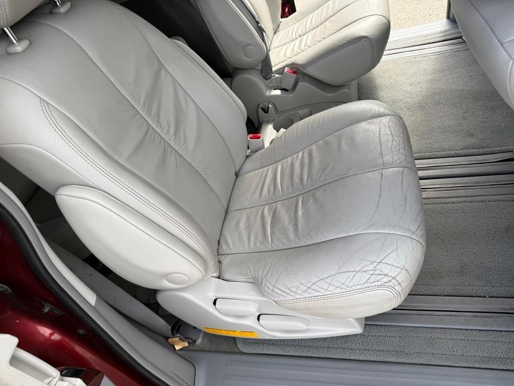 Toyota Sienna 5dr 7-Pass Van V6 XLE AAS FWD (Natl) 2011