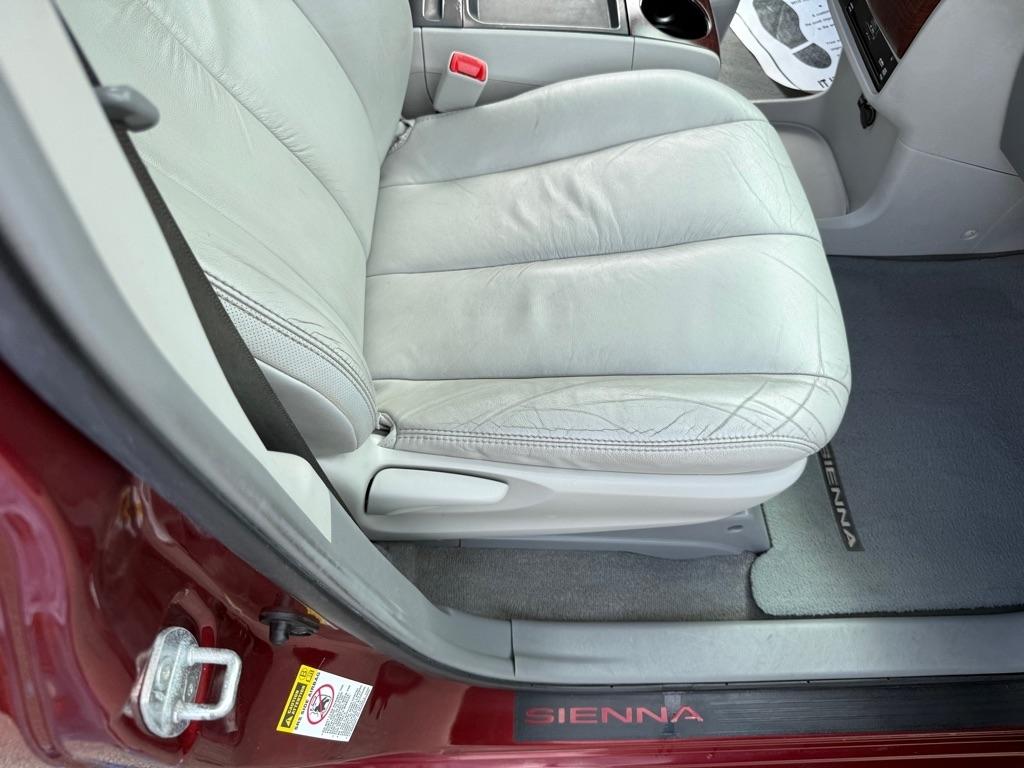 Toyota Sienna 5dr 7-Pass Van V6 XLE AAS FWD (Natl) 2011
