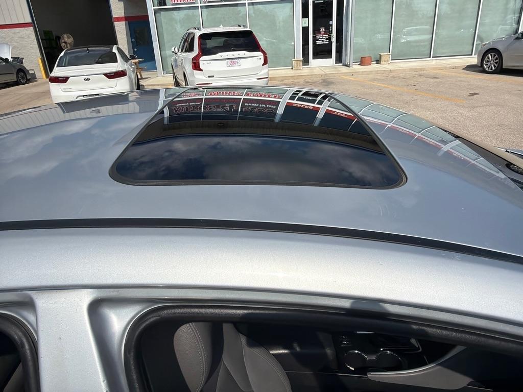 Hyundai Sonata 4dr Sdn 2.0L Auto Ltd w/17" Wheels 2011