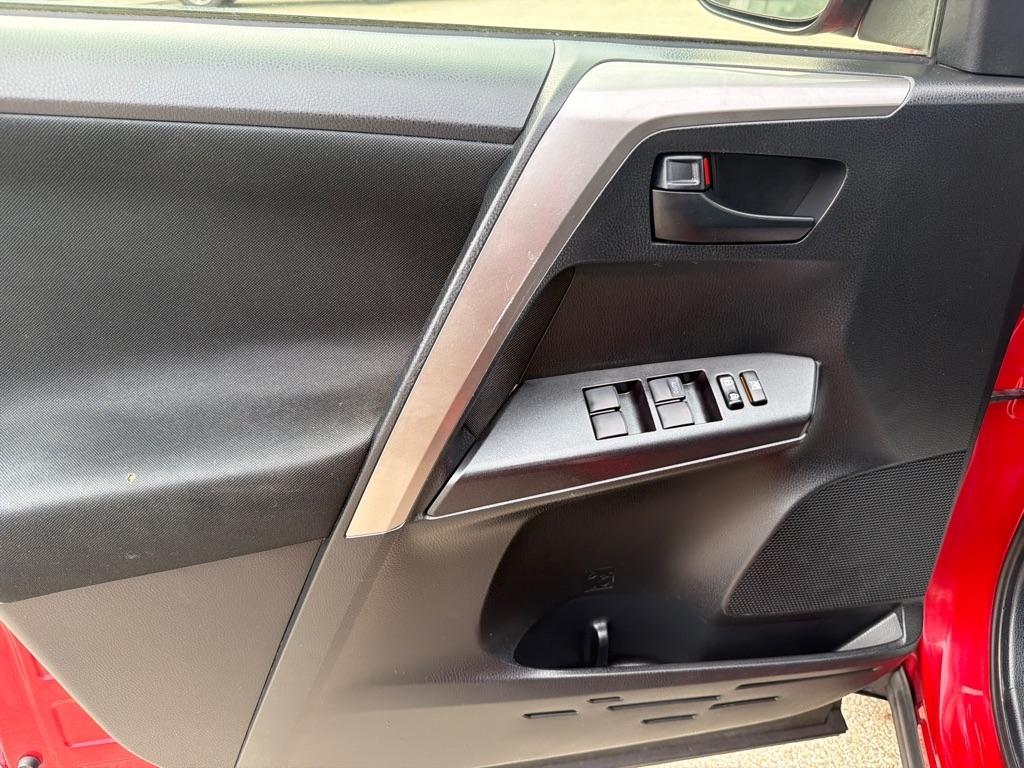Toyota RAV4 LE AWD (Natl) 2017