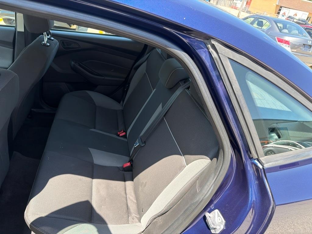 Ford Focus 4dr Sdn SE 2012