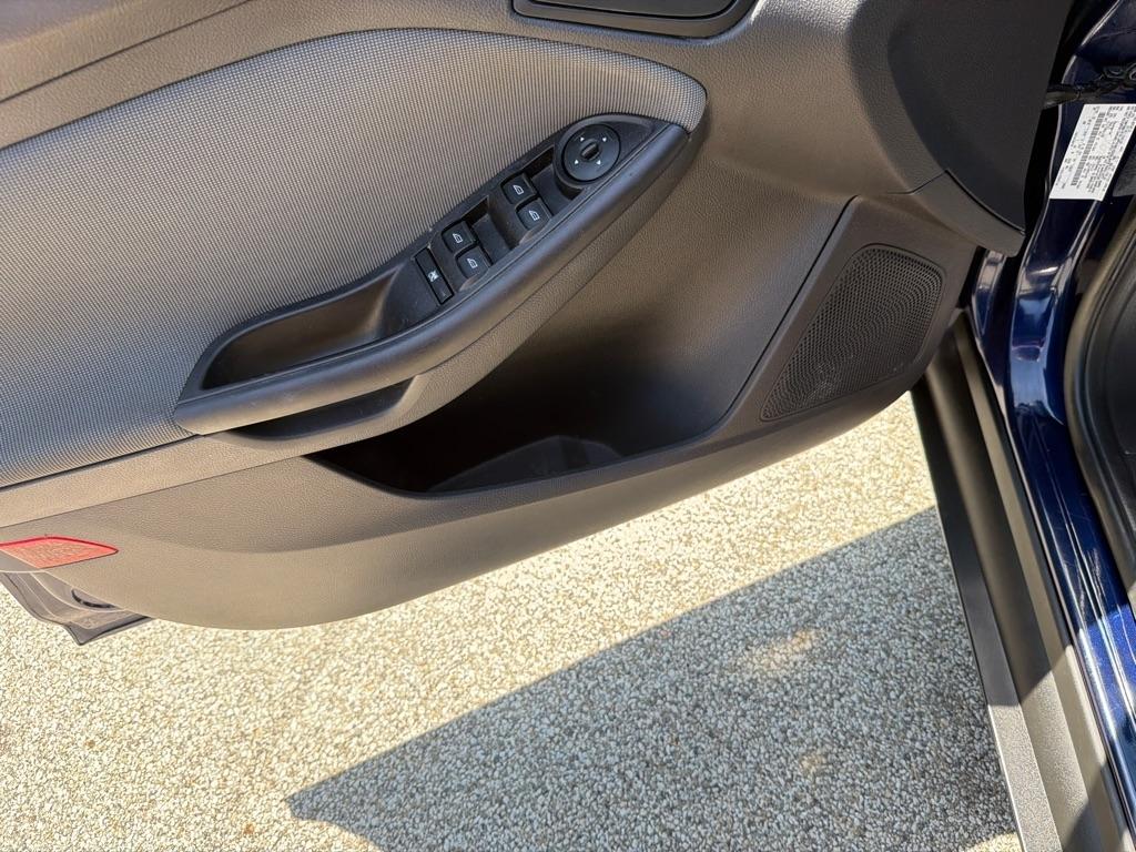 Ford Focus 4dr Sdn SE 2012