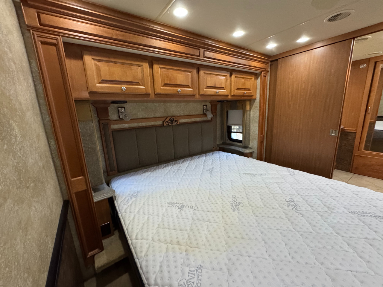 Tiffin Motorhomes Phaeton  2010