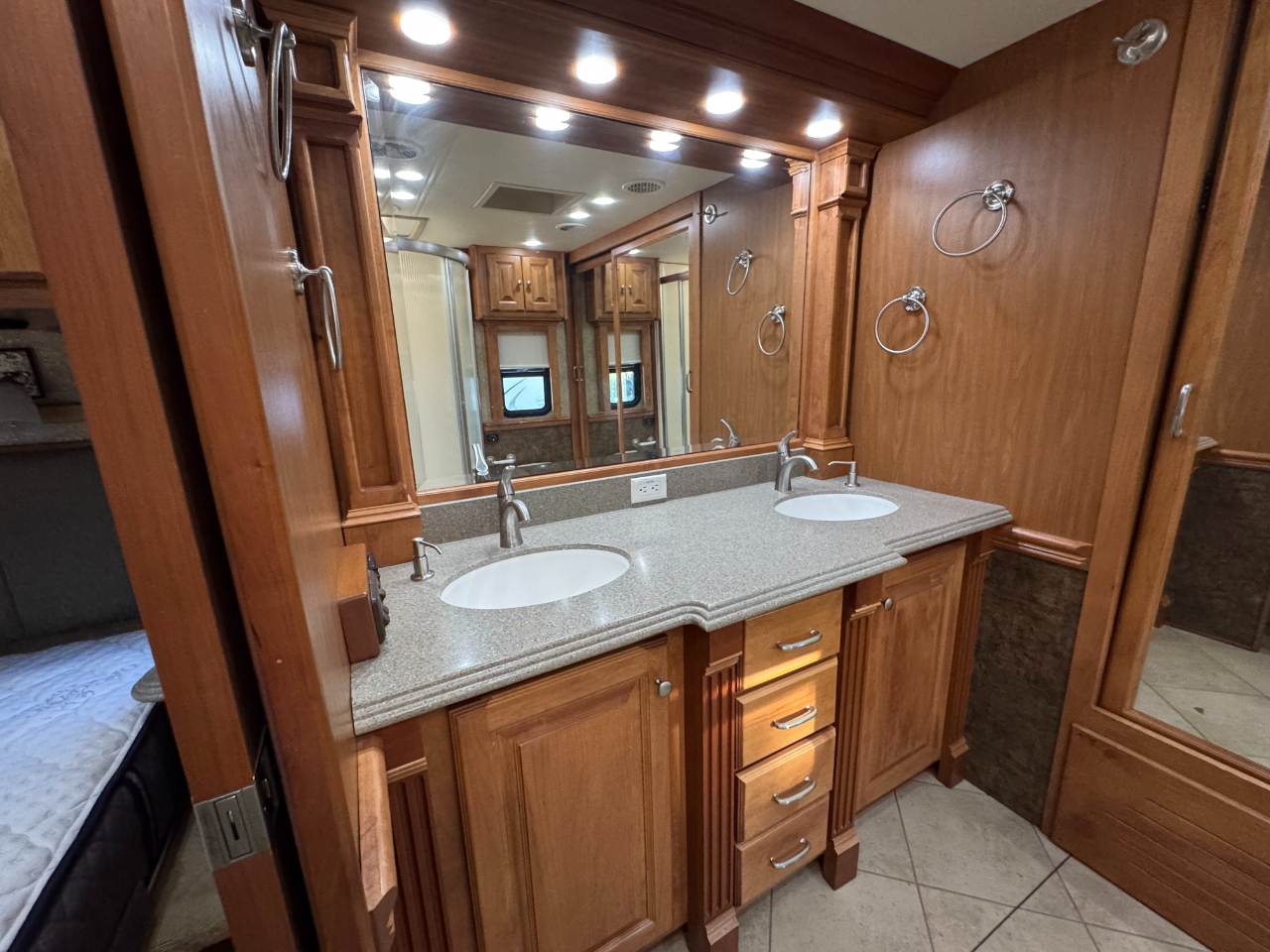 Tiffin Motorhomes Phaeton  2010