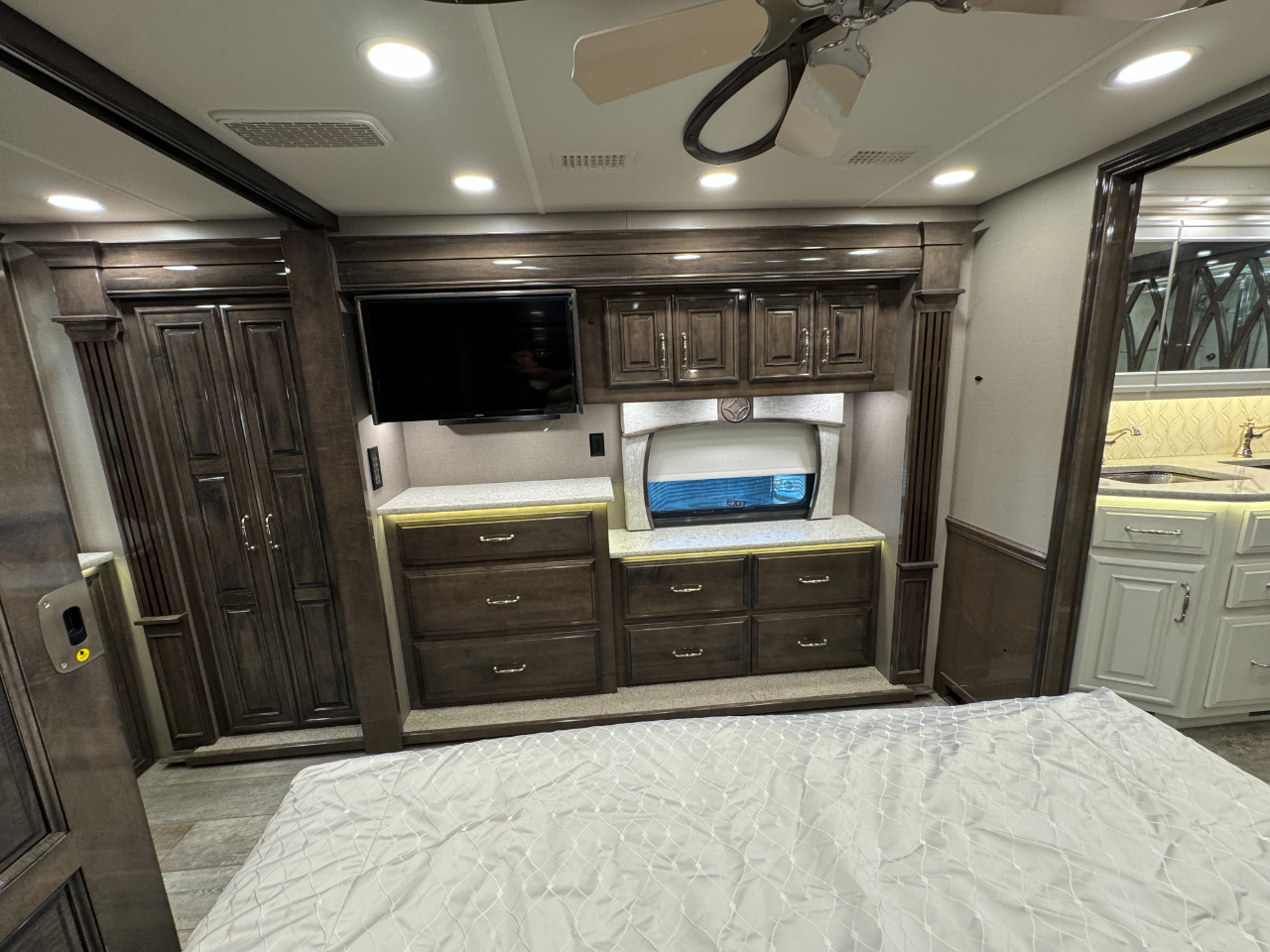 Entegra Coach Cornerstone  2021