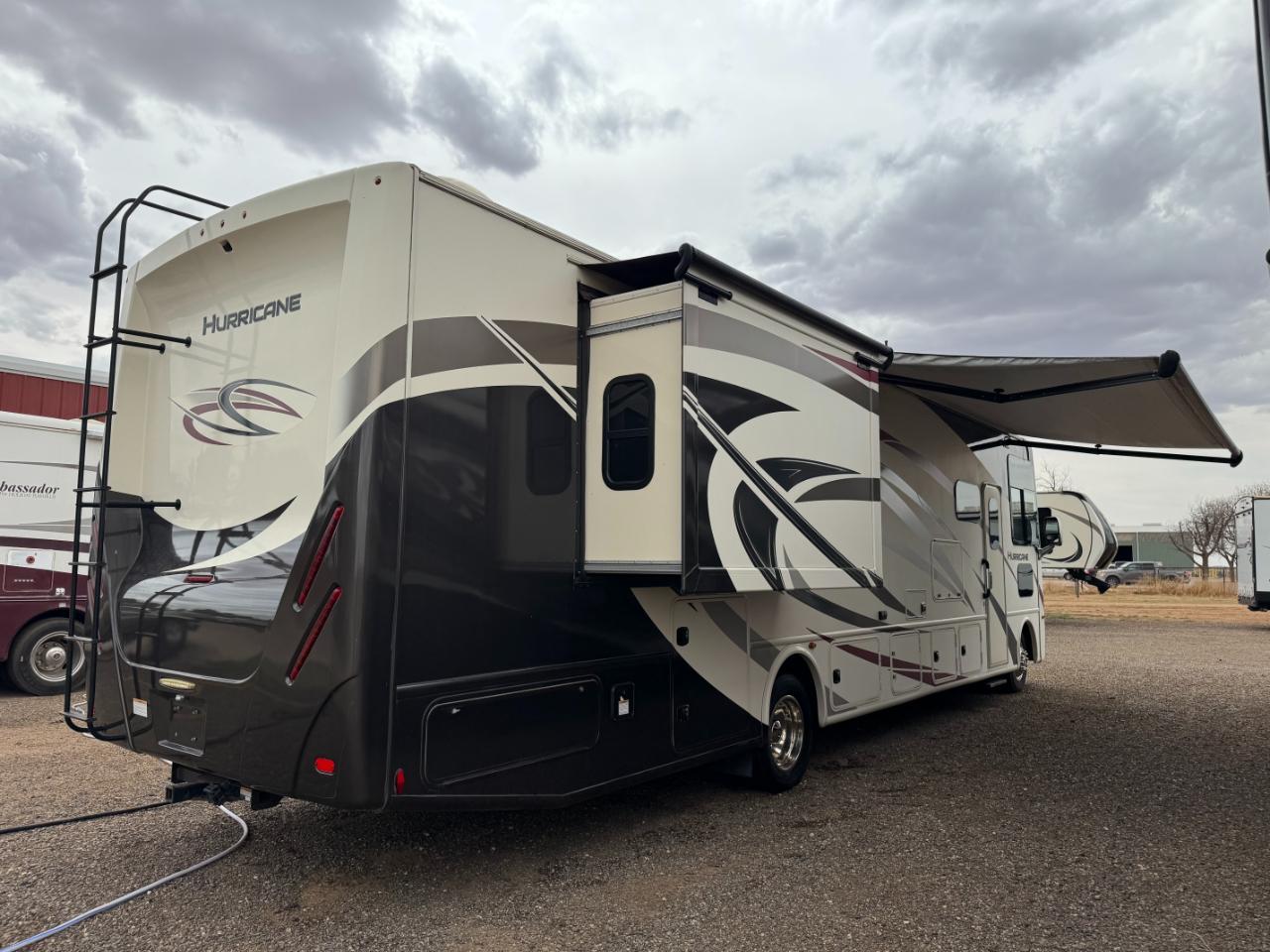 Thor Motor Coach Hurricane   2019