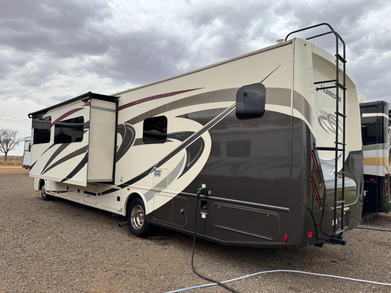 Thor Motor Coach Hurricane   2019