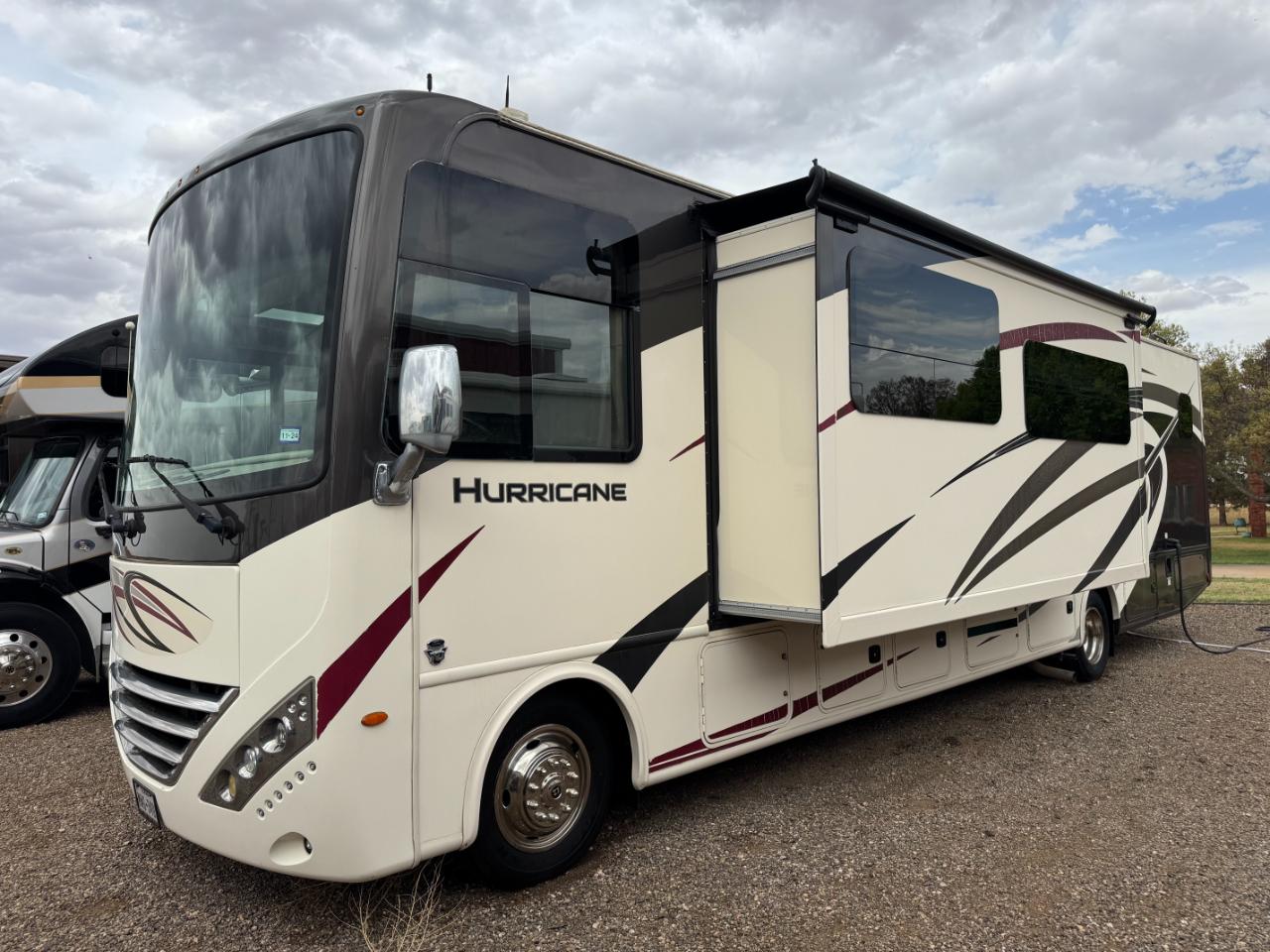 Thor Motor Coach Hurricane   2019