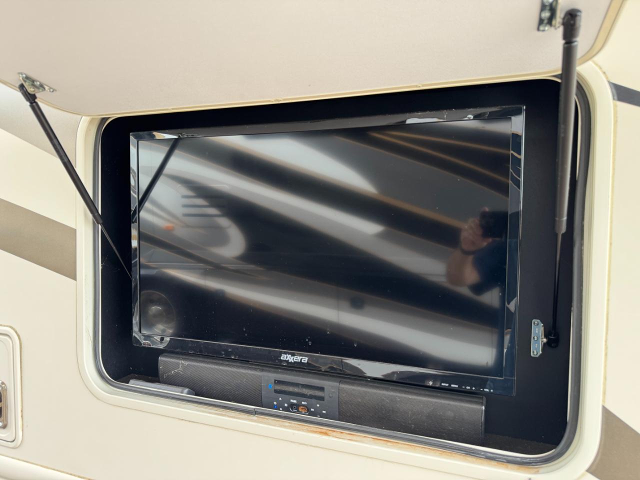 Thor Motor Coach Hurricane   2019