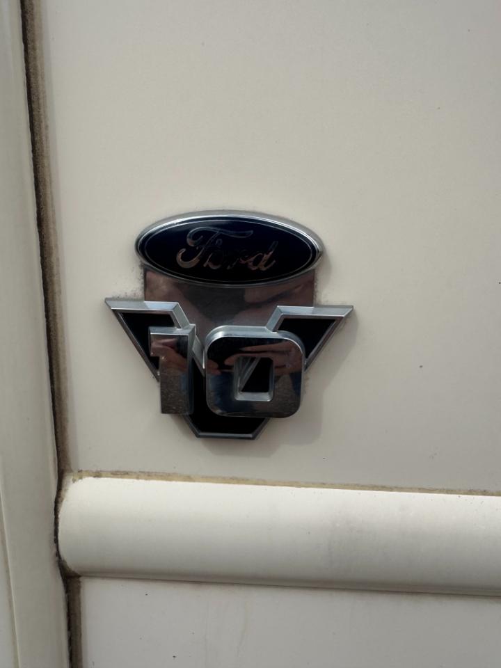 Thor Motor Coach Hurricane   2019