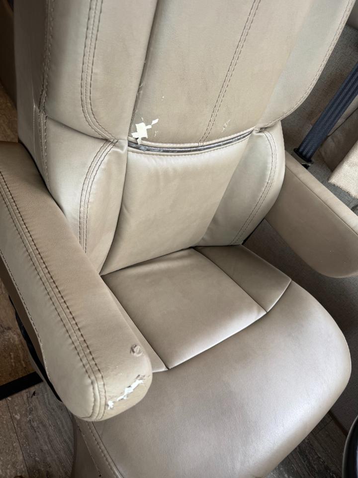 Thor Motor Coach Hurricane   2019